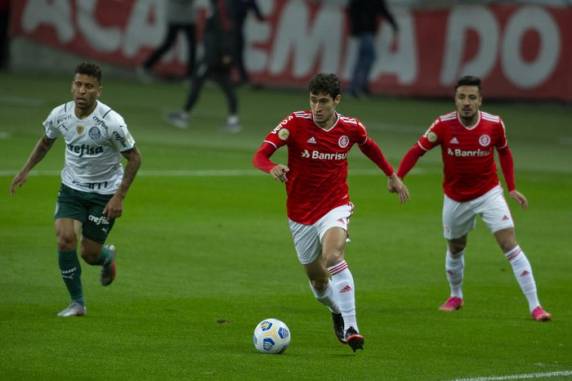 Colorado saiu atrás, reagiu no segundo tempo, mas mesmo com um jogador a mais levou o segundo gol nos acréscimos