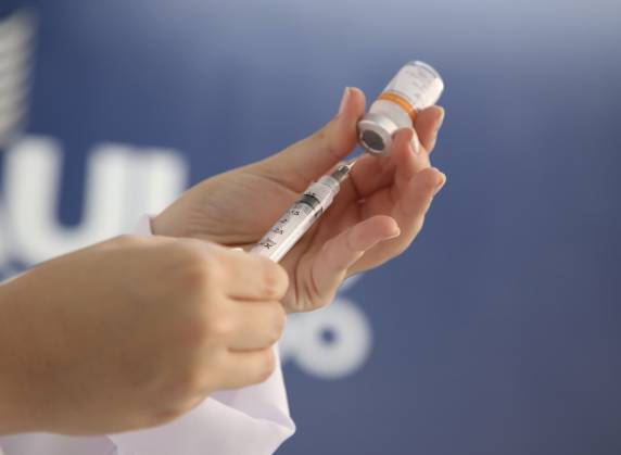 Estudos apontam que imunizantes têm proteção limitada na primeira injeção, mas boa eficácia com as duas aplicações