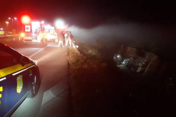 Acidente ocorreu no final da noite de quinta-feira, no km 389 da rodovia