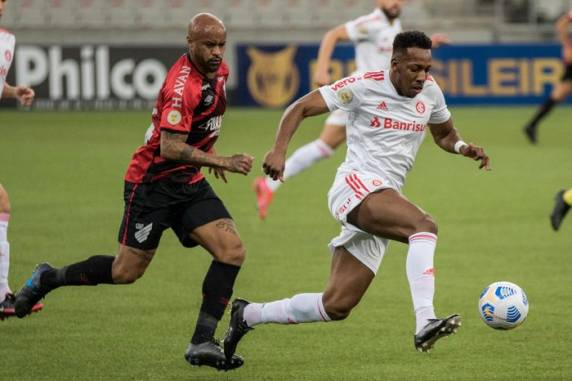 Colorado chegou a descontar com Edenilson, mas não conseguiu evitar derrota fora de casa