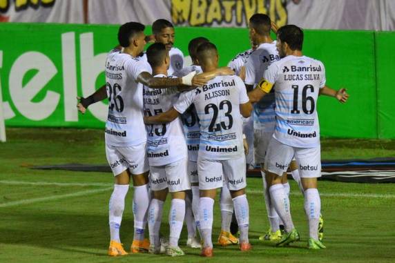 Ricardinho, Léo Pereira e Diogo Barbosa marcaram para o Tricolor, que pode perder em casa por até dois gols de diferença para avançar