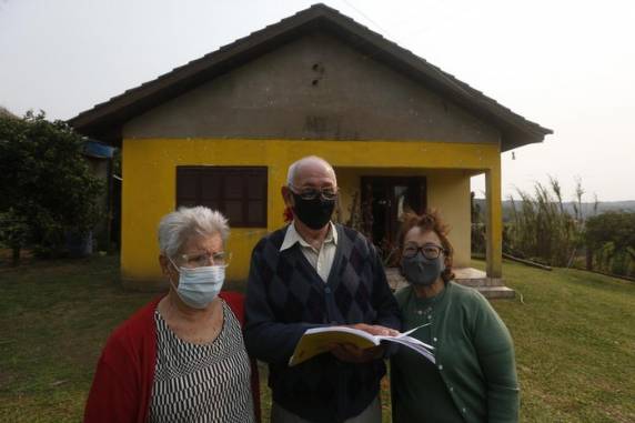 Morador do Litoral Norte aprendeu a escrever aos 70 anos; conquista repercute na localidade rural de Costa do Miraguaia