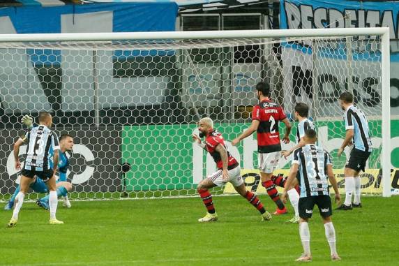 Mesmo com um jogador a mais durante toda a segunda etapa, Tricolor viu o rival golear na Arena e encaminhar vaga nas semifinais