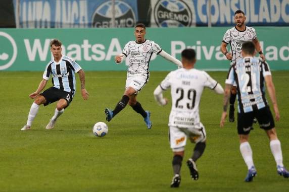 Jô, no segundo tempo, marcou o único gol do jogo em Porto Alegre