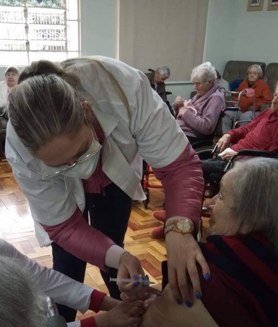 Integrantes do Lar dos Idosos foram os primeiros contemplados