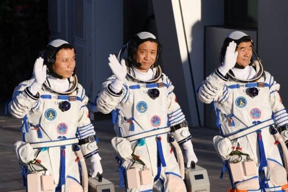 Trio ficou a bordo da estação espacial do país, ainda em construção. Missão Shenzhou-12 foi a mais longa da China no espaço