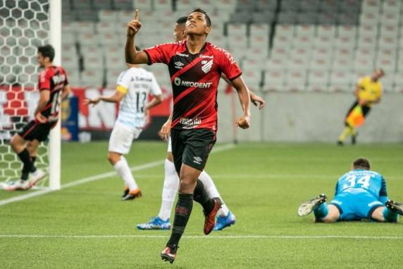 Com a derrota em Curitiba para um rival com time misto, Tricolor desperdiçou a chance de deixar a zona de rebaixamento na 22ª rodada