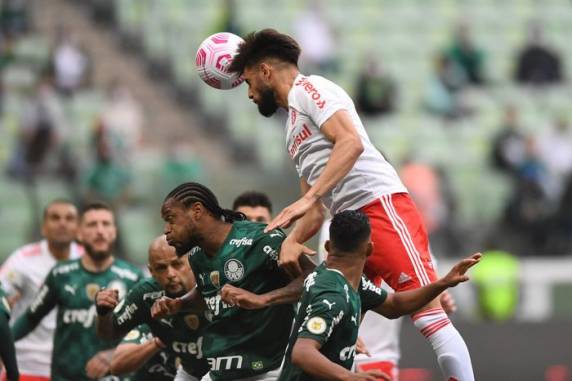Único gol da partida foi marcado por Raphael Veiga, de pênalti