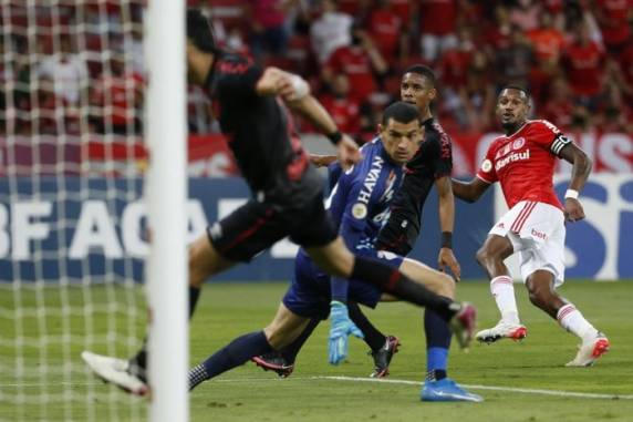 Camisa 8 comandou a vitória colorada antes de se apresentar à Seleção Brasileira
