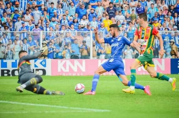 Leão da Ilha consegue dois gols na segunda etapa e garante sua vaga na elite do Brasileiro; confira os gols do acesso