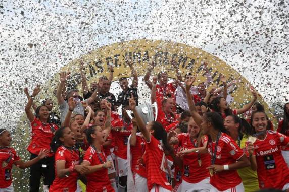 Após 1 a 1 no tempo normal, goleira Vivi brilha nas cobranças e Colorado segue com hegemonia sobre o rival