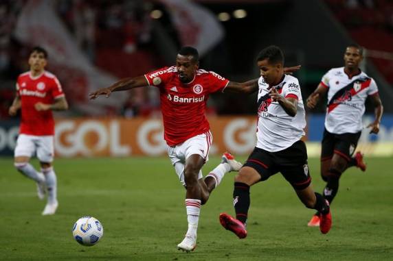 Colorado abriu placar com Yuri Alberto, mas sofreu gols de Gabriel Baralhas e Janderson