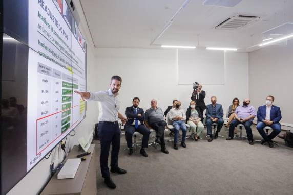 Grupo não receberia aumento salarial conforme proposta inicial do Piratini. Com salários congelados desde 2014, profissionais da educação receberão de 5,5% a 32% a mais se projeto for aprovado.