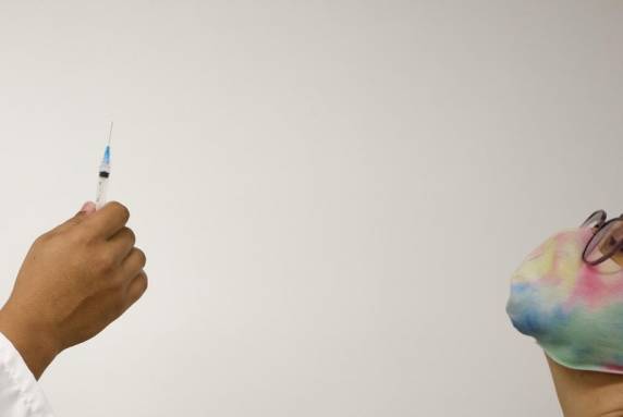 Regime completo deverá incorporar terceira dose; no futuro, vacinação pode ser anual, como contra gripe, dizem analistas