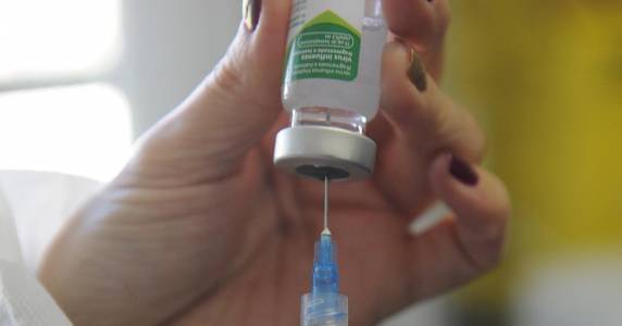 Fórmula atual do imunizante pode prevenir outras complicações e sobrecarga no sistema de saúde