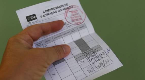 Brasileiros e estrangeiros residentes não vacinados, porém, podem optar por uma quarentena de, no mínimo, cinco dias