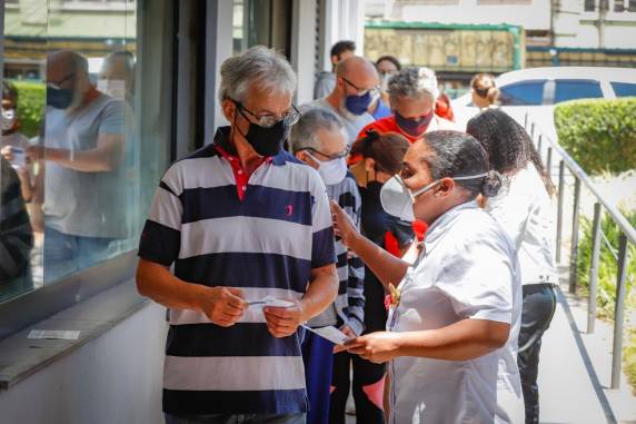 Cerca de 72 mil pessoas estão com vírus ativo nesta sexta (14) no estado, e média dos últimos sete dias é de 8,5 mil novos casos diários. Secretaria Estadual da Saúde registra mais oito óbitos e média móvel volta a ter alta após mais de dois meses.