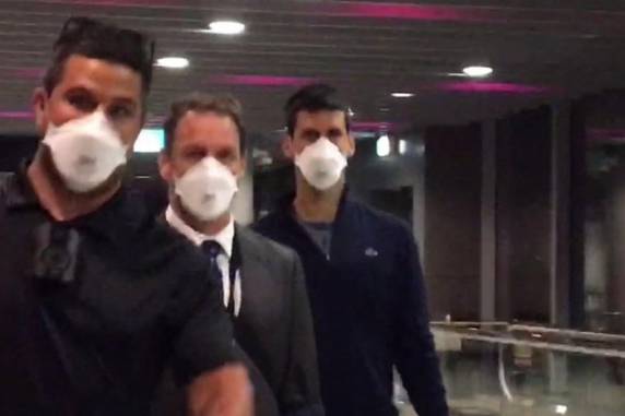 Informação de que o sérvio embarcou foi confirmada por Alex Hawke, ministro da Imigração australiano