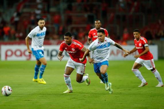 Com direito a vaias em casa, time colorado viu o adversário sair na frente, mas Taison deixou tudo igual