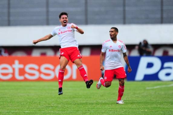Time colorado marcou nos minutos finais, em duelo equilibrado no Centenário