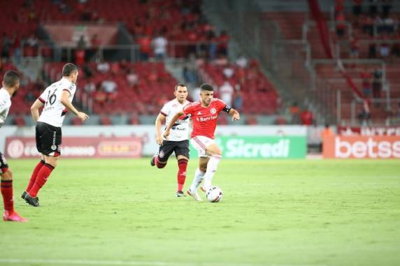 Em noite de novidades no time, Colorado viu o adversário marcar no segundo tempo e segurar o placar