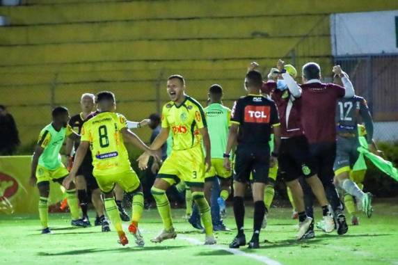 Diego Souza e Bruno Alves marcaram para o time gaúcho, mas Camilo, Fabrício Daniel e Fabinho garantiram a vitória da equipe paulista