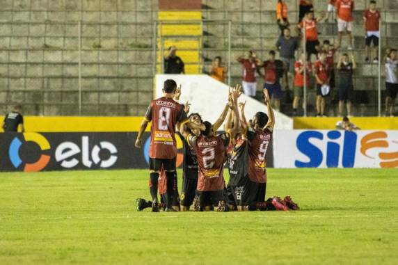 Fernando e Rômulo marcaram para o time da casa, e aumenta pressão sobre o técnico Cacique Medina