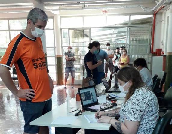 Medida foi publicada nesta quinta. Decisão contraria regra estadual, que obriga uso de máscaras em ambientes fechados ou ao ar livre que tenham aglomeração.