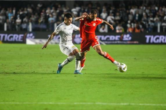 Em jogo com participações decisivas do VAR, Colorado saiu atrás no placar, mas igualou com Bruno Méndez e segue invicto sob o comando de Mano Menezes