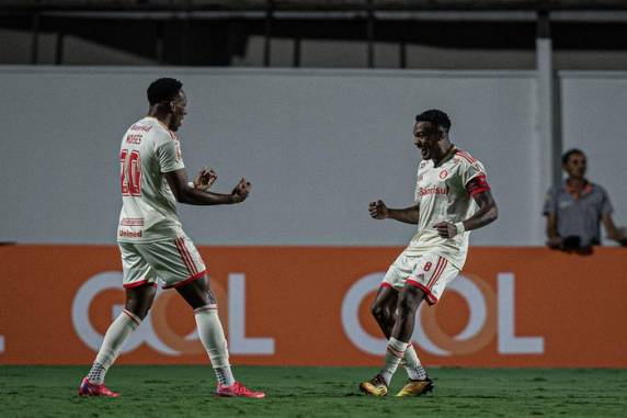 Edenilson e Alan Patrick marcaram os gols da vitória por 2 a 1, no Estádio Hailé Pinheiro