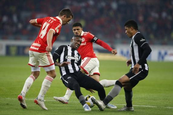 Em jogo cheio de polêmicas de arbitragem, Colorado foi derrotado por 3 a 2 e perdeu a invencibilidade com Mano Menezes