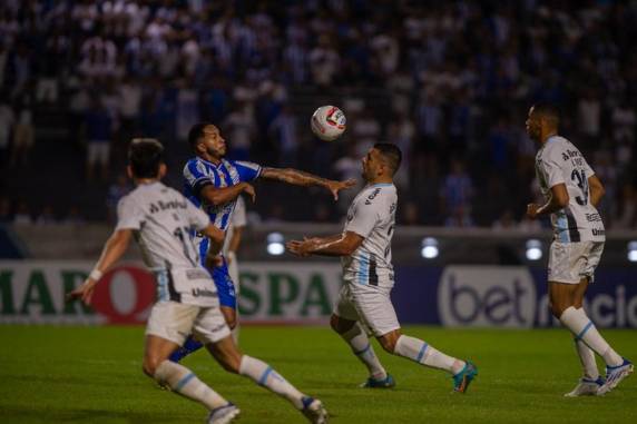 Após um primeiro tempo ruim, em que saiu em desvantagem, Tricolor igualou na etapa final