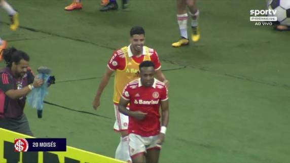 Lateral Moisés marcou aos 49 do segundo tempo, em lance que precisou da revisão do VAR