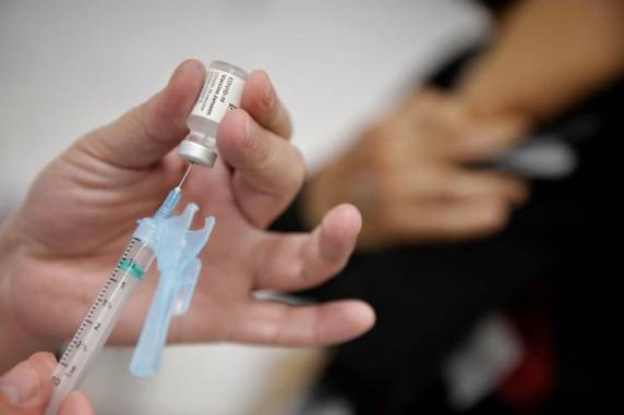 Vacinação contribui para evitar número mais elevado de internações e mortes, mas patamar de contaminações segue alto