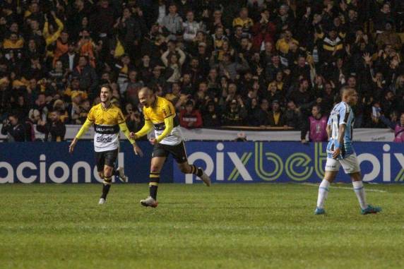 Tricolor ficou a apenas três pontos do quinto colocado da Série B