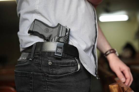 A partir de cem metros de uma seção, só poderá se aproximar policial que for convocado por autoridade eleitoral; violação da regra será considerada crime eleitoral e porte ilegal de arma