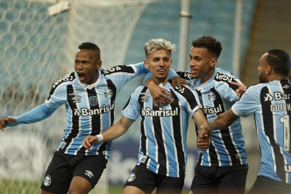 Com Renato assistindo ao jogo pela TV, Tricolor foi comandado por técnico interino
