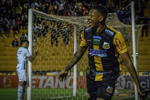 Tricolor, mais uma vez, teve atuação ruim fora de casa e acabou derrotado por 2 a 0