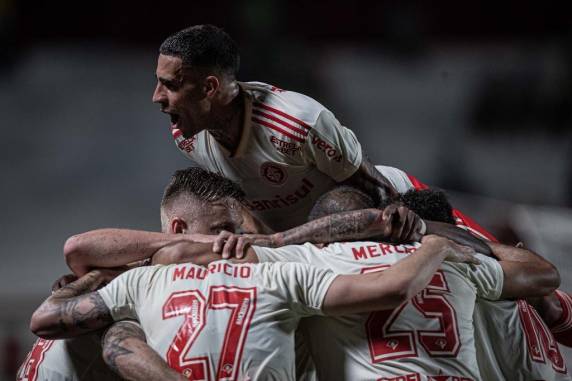 Pedro Henrique foi o autor dos gols da vitória por 2 a 1; Colorado está oito pontos atrás do Palmeiras