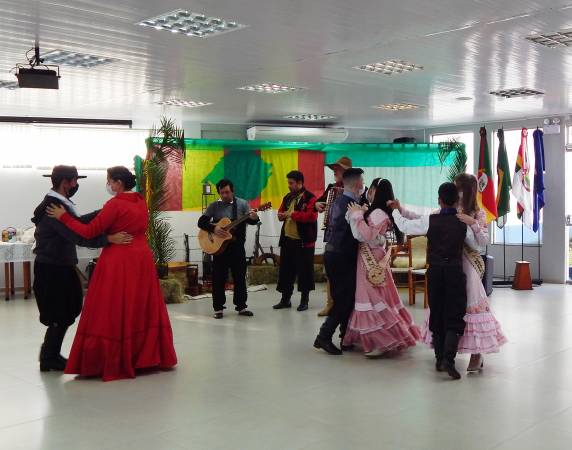 Momento tradicionalista ocorreu na última quinta-feira, envolvendo alunos e colaboradores apaeanos, prendas, peões e artistas