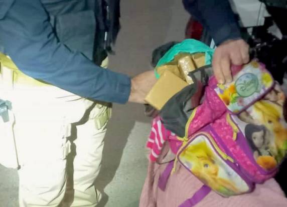 A criança estava em carro com a mãe e outras duas pessoas. O trio foi preso em flagrante