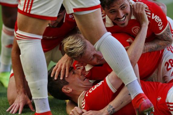 Com gol de De Pena no primeiro tempo, time de Mano Menezes fez 1 a 0 no Beira-Rio