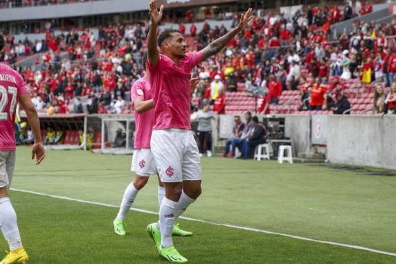 Com gols de Mauricio, De Pena e Alan Patrick, duas vezes, equipe colorada chegou aos 57 pontos