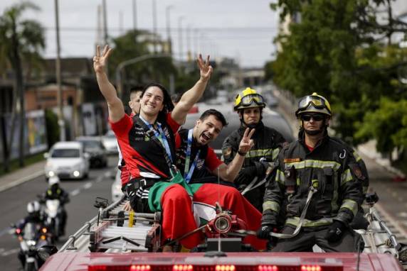 Além da medalhista de ouro, outros seis judocas da Sogipa que voltaram do Uzbequistão desfilaram em caminhão do Corpo de Bombeiros