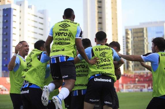 Time de Renato aplicou 3 a 0, com dois gols de Bitello e um de Lucas Leiva, e confirmou acesso