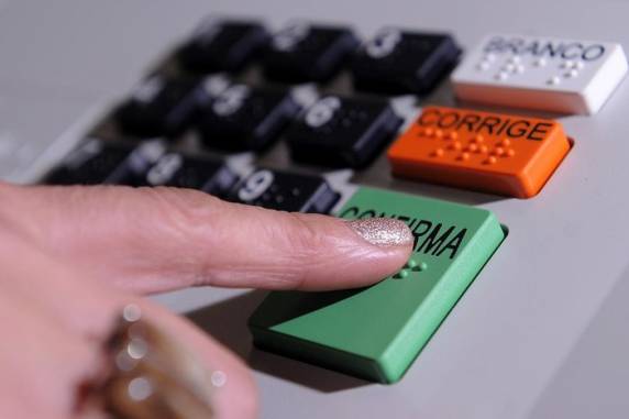 Urnas foram fechadas por volta de 1h deste domingo no horário de Brasília