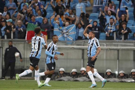 Em jogo da última rodada da Segunda Divisão, Tricolor aplicou 3 a 0 nos catarinenses e confirmou o vice-campeonato