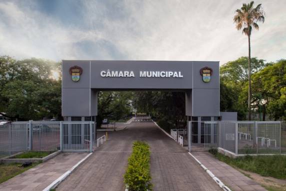 Pela regra atual, vereadores são obrigados e abrir mão do mandato para tomar posse na Assembleia Legislativa ou Câmara dos Deputados