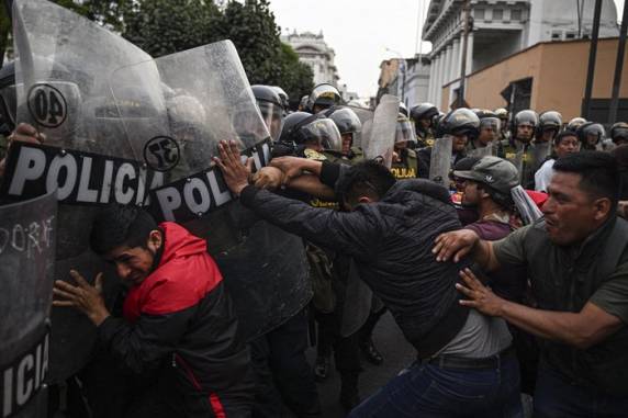 Manifestações em várias cidades alimentam incerteza sobre a viabilidade de Dina Boluarte conseguir concluir o mandato em 2026