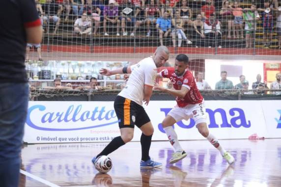 Equipe laranja fez 4 a 1 no Caldeirão do Galo, com grande atuação coletiva